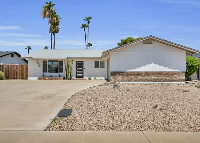 Holiday home Modern Southwest Retreat With Pool Near Old Town